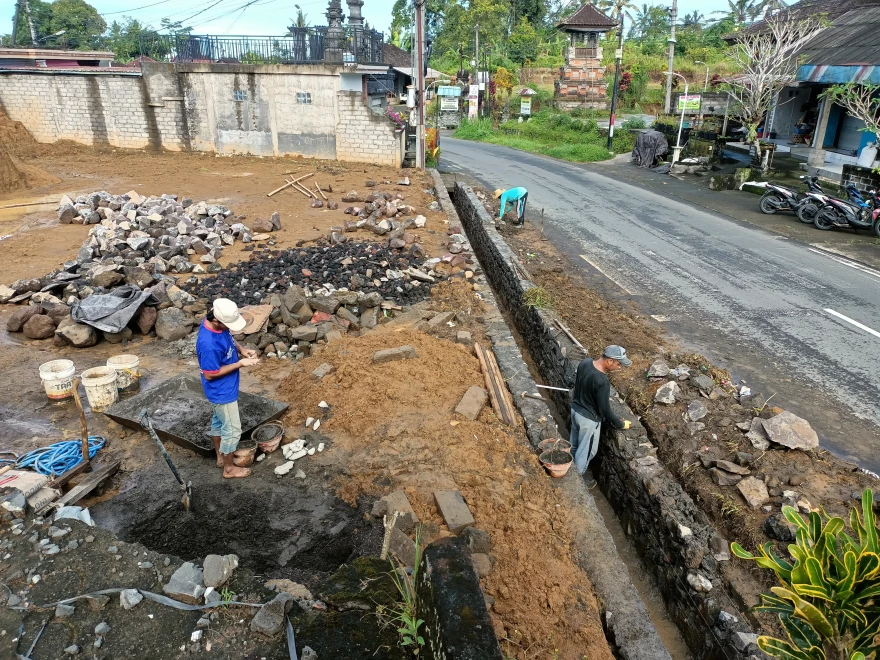 Proses Penataan Halaman Kantor Perbekel