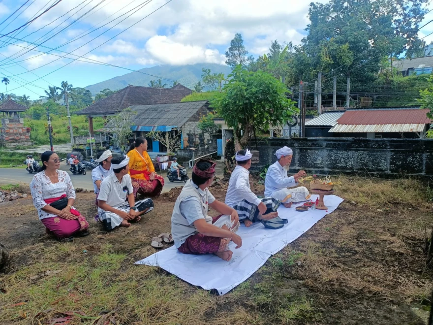 Pelaksanaan Rahinan di Padmasana Kantor Perbekel