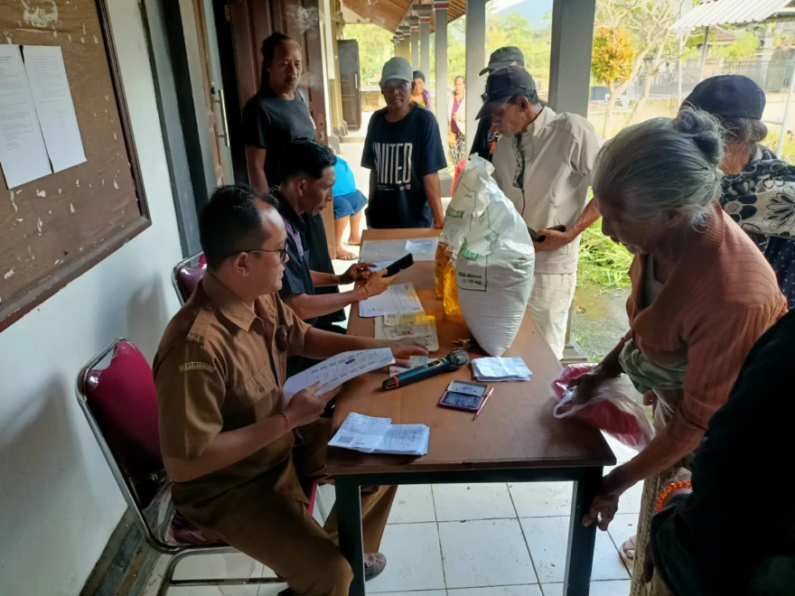 PENYERAHAN BANTUAN PANGAN BERAS DAN MINYAK 